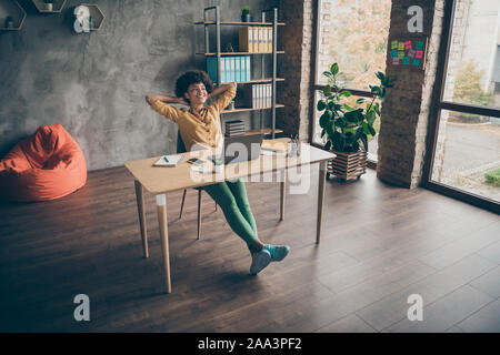 La taille du corps tourné sur toute la longueur de la photo assez sympa mignon positive de métis woman smiling toothily vêtements informels en vert Banque D'Images