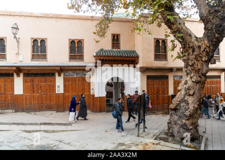 Fes, Maroc. Le 9 novembre 2019. Les touristes autour de Seffarine square Banque D'Images