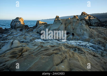 Les vagues et les rochers de la plage de souche sur la côte Pacifique de la Californie Banque D'Images