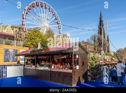 Grande Roue et crème glacée à la sortie d'Édimbourg 2019 Noël au Jardins de Princes Street, Edinburgh Scotland UK avec des manèges attractions & Marchés Banque D'Images