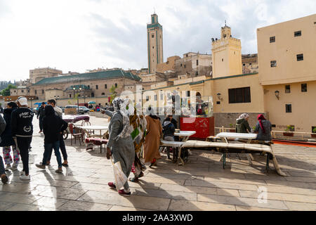 Fes, Maroc. Le 9 novembre 2019. Les gens se promener dans la place R'cif parmi les stands de nourriture sur une journée d'automne Banque D'Images