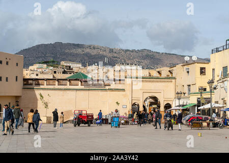 Fes, Maroc. Le 9 novembre 2019. personnes marchant sur la place R'CIF sur une journée d'automne Banque D'Images