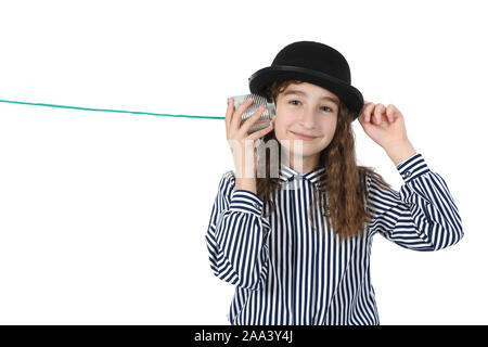 Jeune fille appeler par tin can téléphone isolé sur blanc. Photo haute résolution. La profondeur de champ. Banque D'Images