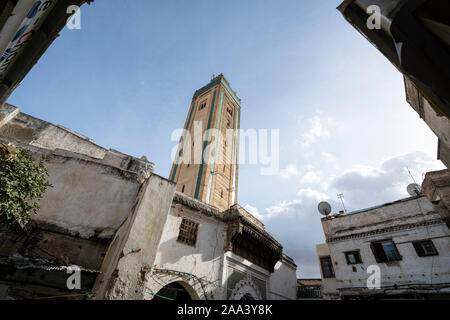 Fes, Maroc. Le 9 novembre 2019. La vue d'un minaret dans la medina Banque D'Images