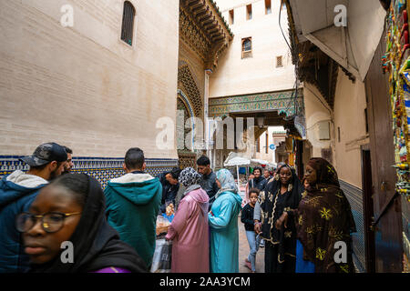 Fes, Maroc. Le 9 novembre 2019. Les touristes à sthourghe les rues étroites de la médina Banque D'Images