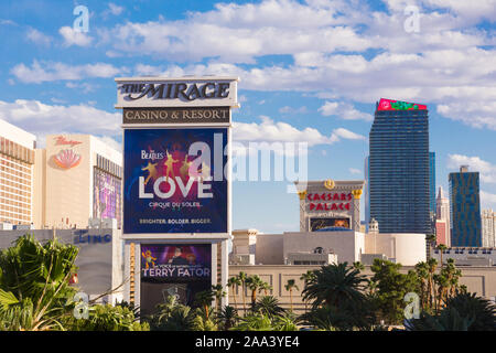 LAS VEGAS, NEVADA - 17 MAI 2017 : vue sur la ville de Las Vegas Nevada avec ciel bleu, espace copie et hôtels casino de station en vue. Banque D'Images