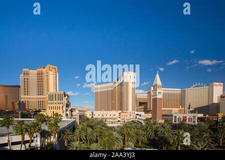 LAS VEGAS, NEVADA - 17 MAI 2017 : vue sur la ville de Las Vegas Nevada avec ciel bleu, espace copie et hôtels casino de station en vue. Banque D'Images