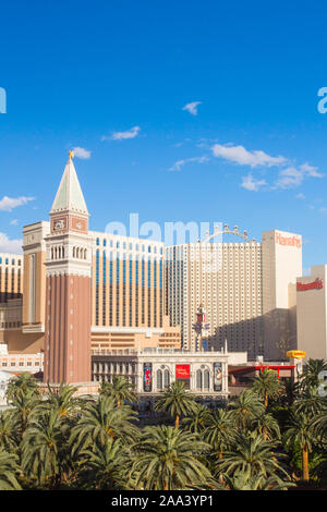 LAS VEGAS, NEVADA - 17 MAI 2017 : vue sur la ville de Las Vegas Nevada avec ciel bleu, espace copie et hôtels casino de station en vue. Banque D'Images