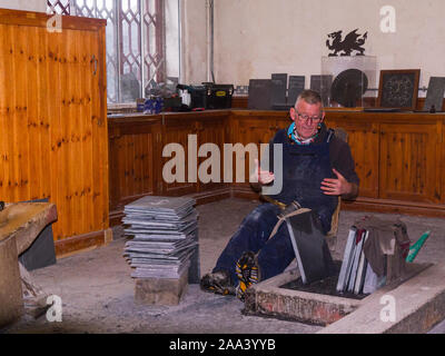 Demonstrator montrant comment diviser l'ardoise National Slate Museum situé à Gilfach Ddu au19ème siècle des ateliers maintenant désaffectée Dinorwic ardoise wit Banque D'Images