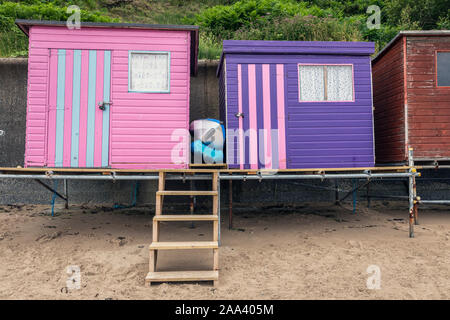 Cabines colorées sur la plage de la péninsule de Llŷn, Nefyn, Gwynedd, Pays de Galles Banque D'Images