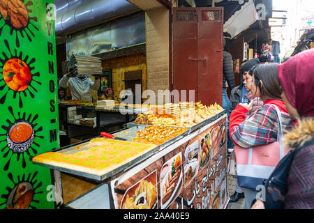 Fes, Maroc. Le 9 novembre 2019. Les vendeurs d'aliments dans les rues de la médina Banque D'Images