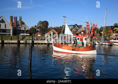 Chalutier de pêche dans le port de Niendorf / Mer Baltique, Timmendorfer Strand, Schleswig-Holstein, Allemagne Banque D'Images