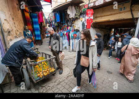 Fes, Maroc. Le 9 novembre 2019. Les vendeurs de fruits sur les rues de la médina Banque D'Images