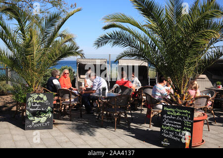 Café sur la Promenade à Niendorf / Mer Baltique, Timmendorfer Strand, Schleswig-Holstein, Allemagne Banque D'Images