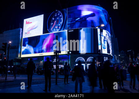 Londres - le 13 novembre 2019 : les gens et de trafic à Piccadilly Circus à Londres Banque D'Images