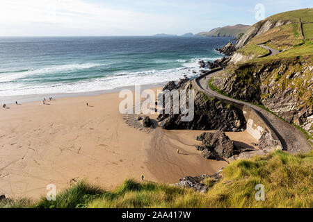 Les gens sur Coumeenoole Beach sur la péninsule de Dingle, comté de Kerry, Irlande Banque D'Images