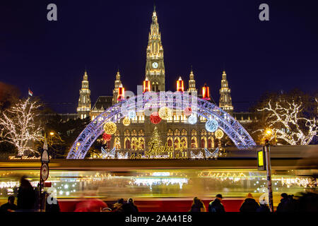 Vienne, Autriche, 20 décembre 2018, le tram est ride en face de le marché de Noël par City Hall - nuit à l'hôtel de Vienne, Autriche. Banque D'Images