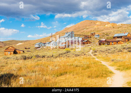 Sentier menant à l'usine de timbres dans la ville fantôme de Bodie California USA Banque D'Images