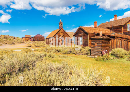 Église en bois et maisons de la ville fantôme de Bodie California USA Banque D'Images