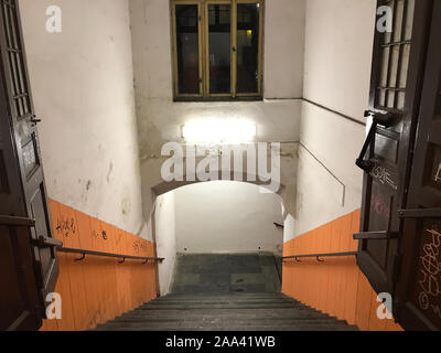 En passant par le tunnel à la plate-forme de l'ancienne gare ferroviaire. L'éclairage d'escalier avec corridor dans l'ancien bâtiment de nuit. Banque D'Images