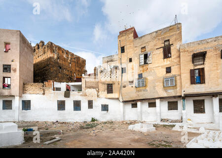 Fes, Maroc. Le 9 novembre 2019. Les maisons donnant sur l'ancien cimetière juif de la ville Banque D'Images