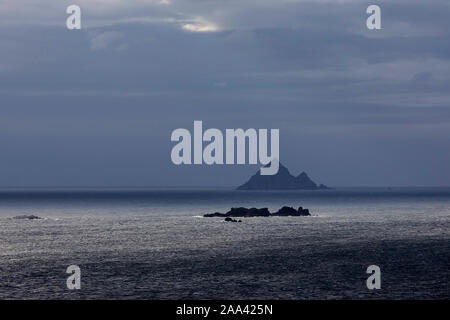 Vue sur les îles Skellig de distance en temps orageux, Irlande Banque D'Images