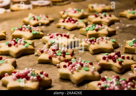 La cuisson et la décoration de différents types de cookies sur le thème de Noël en prévision des fêtes Banque D'Images