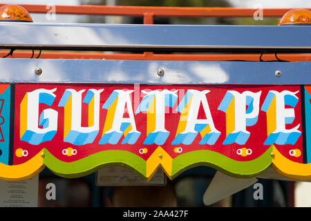 GUATAPE, COLOMBIE - le 11 septembre 2019 : à partir de détails auto rickshaw colorés sur la rue de Guatape, Colombie. Auto-pousse sont manière populaire de trans Banque D'Images