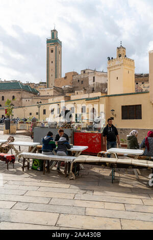 Fes, Maroc. Le 9 novembre 2019. Les gens se promener dans la place R'cif parmi les stands de nourriture sur une journée d'automne Banque D'Images