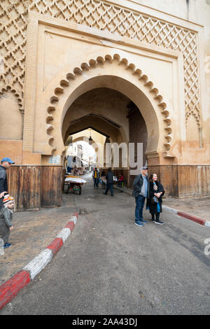 Fes, Maroc. Le 9 novembre 2019. les gens à pied près de la Medina Semmarin Gate Banque D'Images