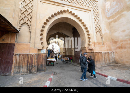 Fes, Maroc. Le 9 novembre 2019. les gens à pied près de la Medina Semmarin Gate Banque D'Images