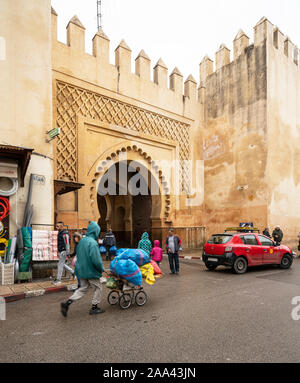 Fes, Maroc. Le 9 novembre 2019. les gens à pied près de la Medina Semmarin Gate Banque D'Images