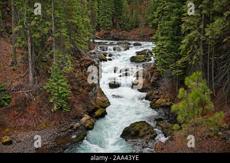 Une vue de Benham Falls, une cascade importante sur la rivière Deschutes dans la forêt nationale de Deschutes dans le centre de l'Oregon. Banque D'Images