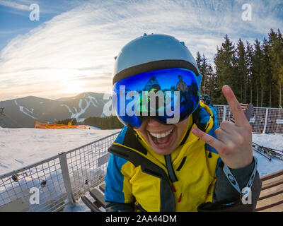 Les amis s'amusant de prendre photo sur le haut de la colline de neige. reflet dans les lunettes. Ski et snowboard Banque D'Images