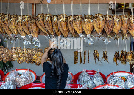 VIENTIANE, LAOS, OCT 30 2016, offrir des produits frais et le poisson fumé dans un étal dans la rue. Marché de poisson au Laos. Banque D'Images