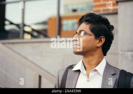 Beau jeune homme indien dans un bureau costume et chemise blanche Banque D'Images