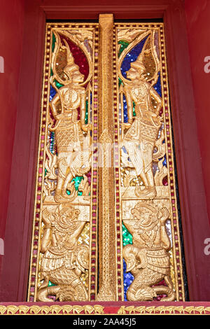 La décoration d'or de Rama et son frère Lakshmana avec Hanumen, façade de temple bouddhiste au Laos. Banque D'Images