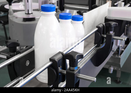 Bouteille. La production industrielle des bouteilles plastique en PET. Ligne d'usine de fabrication de bouteilles en polyéthylène. Emballage alimentaire transparent Banque D'Images