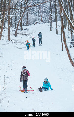 Lviv, Ukraine - Janvier 5, 2019 : les enfants de la colline de neige coulissante Banque D'Images