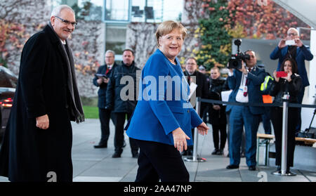 Berlin, Allemagne. 19 Nov, 2019. La chancelière Angela Merkel (CDU) se félicite Philippe le Houérou, PDG du Groupe de la Banque mondiale : l'International Finance Corporation, à l'Afrique avec 'Compact' conférence à la Chancellerie fédérale. L'accord avec l'Afrique a été lancée en 2017 sous la présidence allemande du G20. Il vise à attirer davantage d'investissements privés des riches pays industrialisés, à l'Afrique. Crédit : Bernd von Jutrczenka/dpa/Alamy Live News Banque D'Images