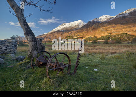 Scène d'automne avec des machines agricoles anciennes dans les Highlands écossais Banque D'Images