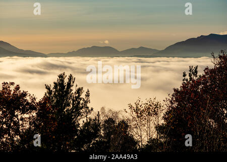 Dans l'inversion Cloud Eden Valley, à l'égard Blencathra, Lake District, Cumbria Banque D'Images