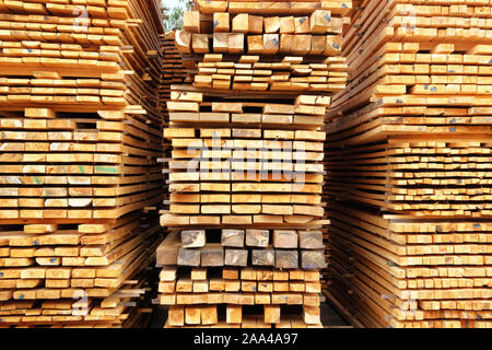 Pile de barres de bois. Pile de nouveau les planches de bois sur un volume de stockage. Banque D'Images