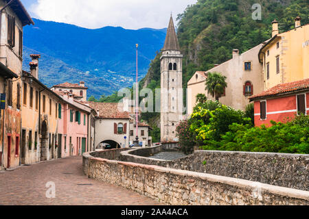 Maisons colorées traditionnelles à Vittorio Veneto village,Italie. Banque D'Images