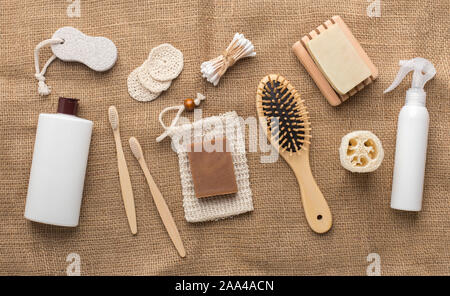 Accessoires de salle de bain et serviette bambou sur Essentials Banque D'Images