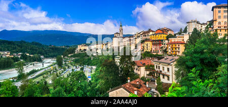 Belle vue sur la ville de Belluno, aux maisons colorées, cathédrale et de montagnes,Veneto,Italie. Banque D'Images