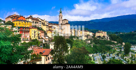 Belle vue sur la ville de Belluno, aux maisons colorées, cathédrale et de montagnes,Veneto,Italie. Banque D'Images