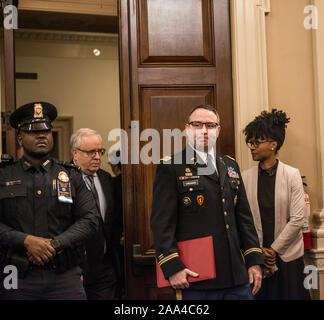 Washington DC, USA. 19 Nov, 2019. Jennifer Williams, conseiller spécial pour l'Europe et la Russie, Bureau du Vice-président et le Lt colonel Alexander Vindman, Directeur des affaires européennes, le Conseil national de sécurité témoigner publiquement lors de l'enquête sur le potentiel d'impeachment du président Donald J. Trump. lors d'une audience du Congrès sur la colline du Capitole à Washington DC. Credit : MediaPunch Inc/Alamy Live News Banque D'Images