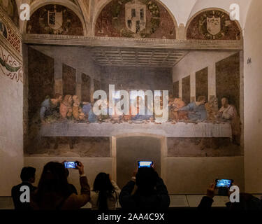 Milan, Italie - Nov 6, 2019 : des photos de touristes accro smartphone tout en visitant la Dernière Cène peinture murale de Léonard de Vinci dans le refec Banque D'Images