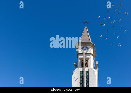 Les pigeons voler autour de la tour de l'horloge de l'Ermita de Nuestra Senora de Bonanza, l'Église El Paso, La Palma, Canary Islands, Espagne Septembre 2018 Banque D'Images